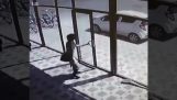 Γυναίκα μπερδεύεται σε μια γυάλινη πόρτα