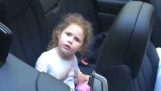 Onkel skræmmer hans niece i en cabriolet