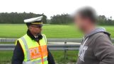 Deutsch Polizist gibt eine Lektion in ungeraden Treiber