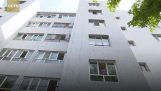 मैन एक बच्चे 5 वीं मंजिल की खिड़की से गिरने की बचत होती है (चीन)