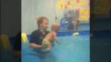 svømning træner med en farlig teknik læring i spædbørn