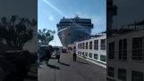 Cruise skib ankommer til havnen ude af kontrol