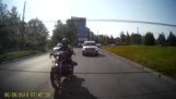Auto raakt motorrijder crossing vooruit