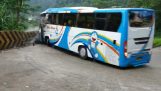 Οδηγός πέφτει από γεμάτο λεωφορείο χωρίς φρένα (Ινδονησία)