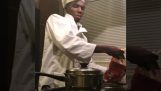 Ένας αρχάριος μάγειρας τηγανίζει πατάτες
