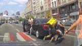 scooter föraren försöker lämna platsen efter olyckan
