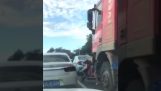 Vrachtwagen rijdt over vrouw op scooter