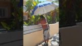 Градитељ са интегрисаним кишобраном