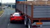 Ferrari trece pe sub camion