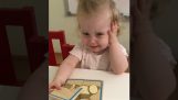 En lille pige kæmper for at afslutte et puslespil