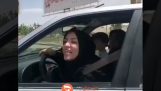 Kobieta w Iranie jest atakowany przez inną kobietę za nie noszenie burki
