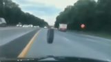 輪 “逃亡的” 造成事故在高速公路上
