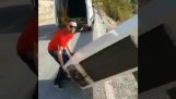 Άνδρας τραβά βίντεο καθώς πετά ένα ψυγείο σε χαράδρα, η αστυνομία τον αναγκάζει να το σηκώσει
