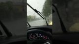 強い雹の下で新しい車を持つイタリア