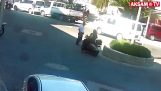 אישה על קטנוע פוגעת באותו מדרחוב פעמים