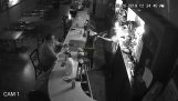 Orubbligt kund under ett rån i en bar