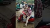 Διαφωνία με έναν αστυνομικό (Ινδία)