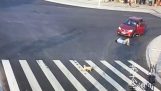Een hond die waakt over een man in kruispunt