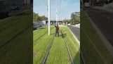 Ciclistul vs tramvai