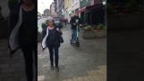 Scooter ongeval in de voorkant van een grootmoeder (Duitsland)