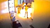 Ένας φούρνος εκρήγνυται σε μια κουζίνα