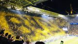 Los aficionados del Dortmund crear el emblema de su grupo con confeti