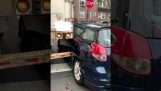 șofer de camion mare încearcă să transforme într-o stradă îngustă