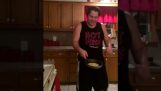 Het draaien van de omelet
