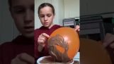 Liten flicka försöker göra en choklad skål (misslyckas)