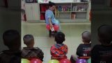maestra de preescolar muestra cómo los niños pequeños pueden limpiar en el inodoro