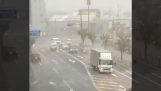 Hurricane Hagibis převrátí kamion (Japonsko)