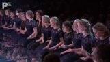 Χορωδία κοριτσιών τραγουδά το “White Winter Hymnal” σε A cappella
