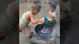 En liten gutt forbereder Kantonesisk ris
