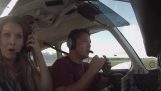 Pilot se svou rodinou v Piper dělá nouzové přistání po poškození