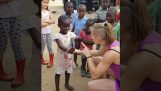 Como você pode fazer uma criança feliz na África