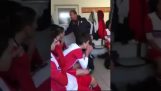 Coach seine Spieler zur Halbzeit Schmatzen (Turkei)