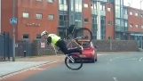 Britisk politibetjent har en sjov cykel ulykke