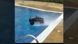 Fjernkontroll bil i bevegelse på vannet