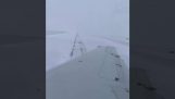 Самолет скользит по снежной взлетно-посадочной полосе