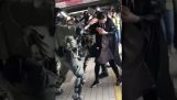 पुलिस हांगकांग एक गर्भवती महिला पर हमला करता है