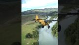 Αεροπλάνο απογειώνεται από ένα γκρεμό