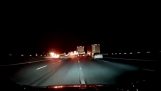 Car snaží projít mezi dvěma kamiony