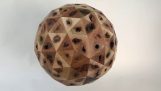 Una esfera geodésica de nudos de madera