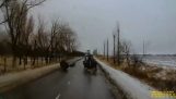 Bil kolliderer med rattet på en traktor
