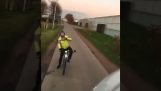 Οδηγός φορτηγού εναντίον ποδηλάτη