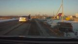 ड्राइवरों के बीच ट्रेजीकामेडी लड़ाई रूस में