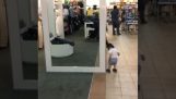 Ένα μωρό ψάχνει το είδωλό του πίσω από τον καθρέφτη
