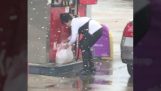 Žena dáva benzín v plastovom vrecku