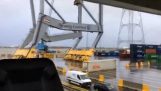 Skjul av en stor kran på havnen i Antwerpen
