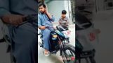 Lille gutten gir en demonstrasjon leksjon i rider